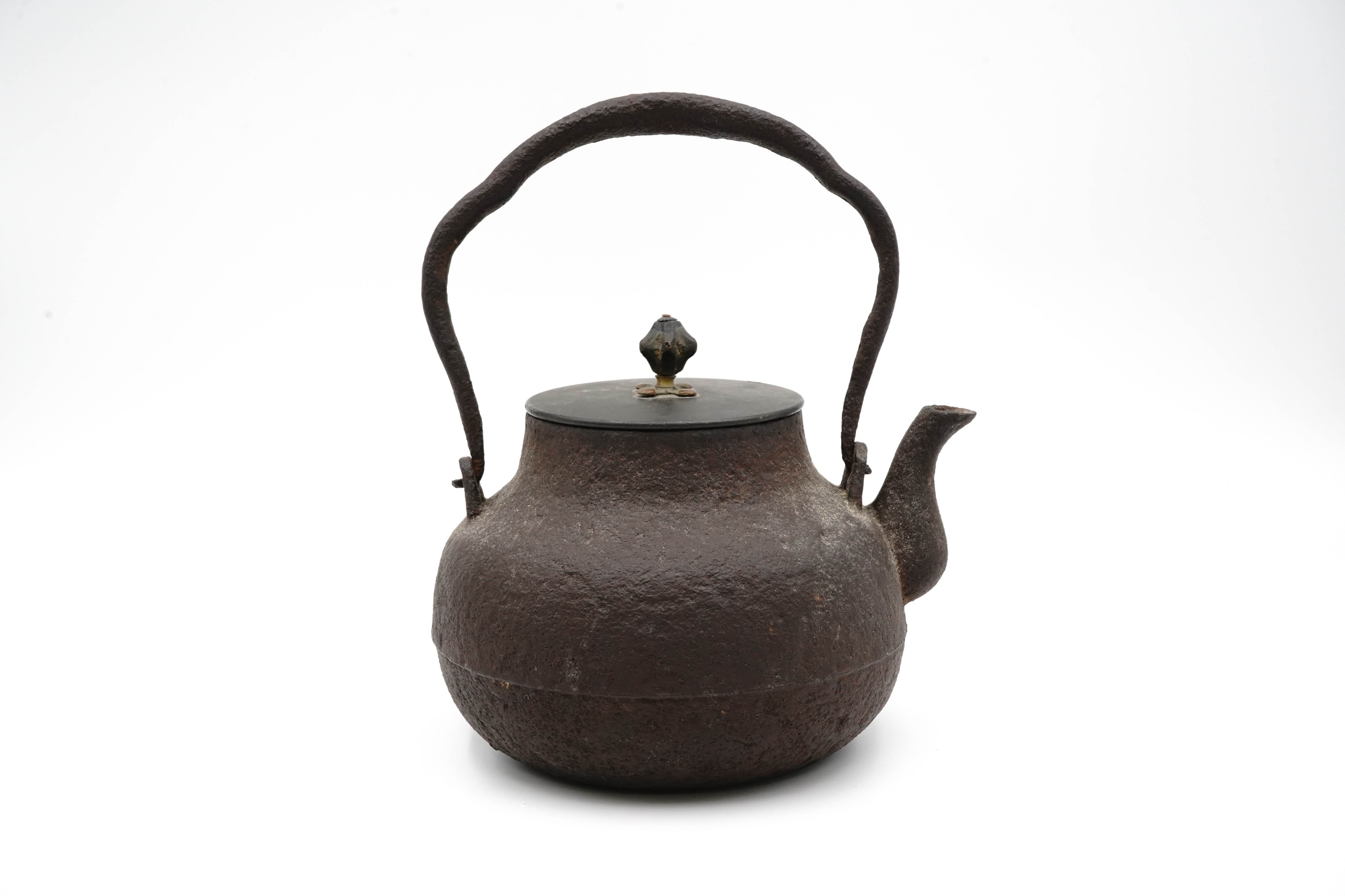 Iron kettle (antique) – 豪華絢爛高岡鉄瓶 Takaoka Tetsubin