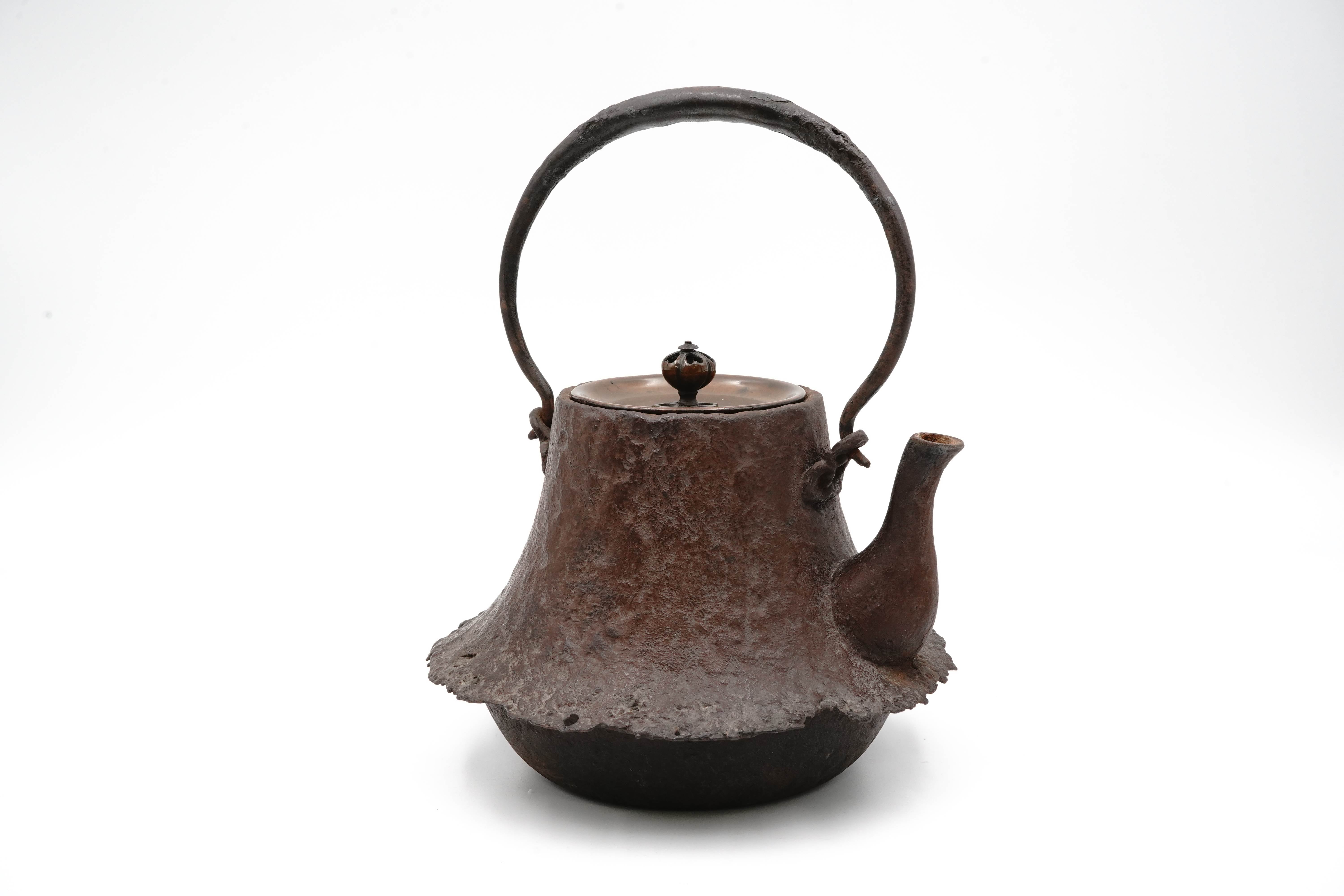 First generation Shunsai Hata Fuji-shaped Odari iron kettle