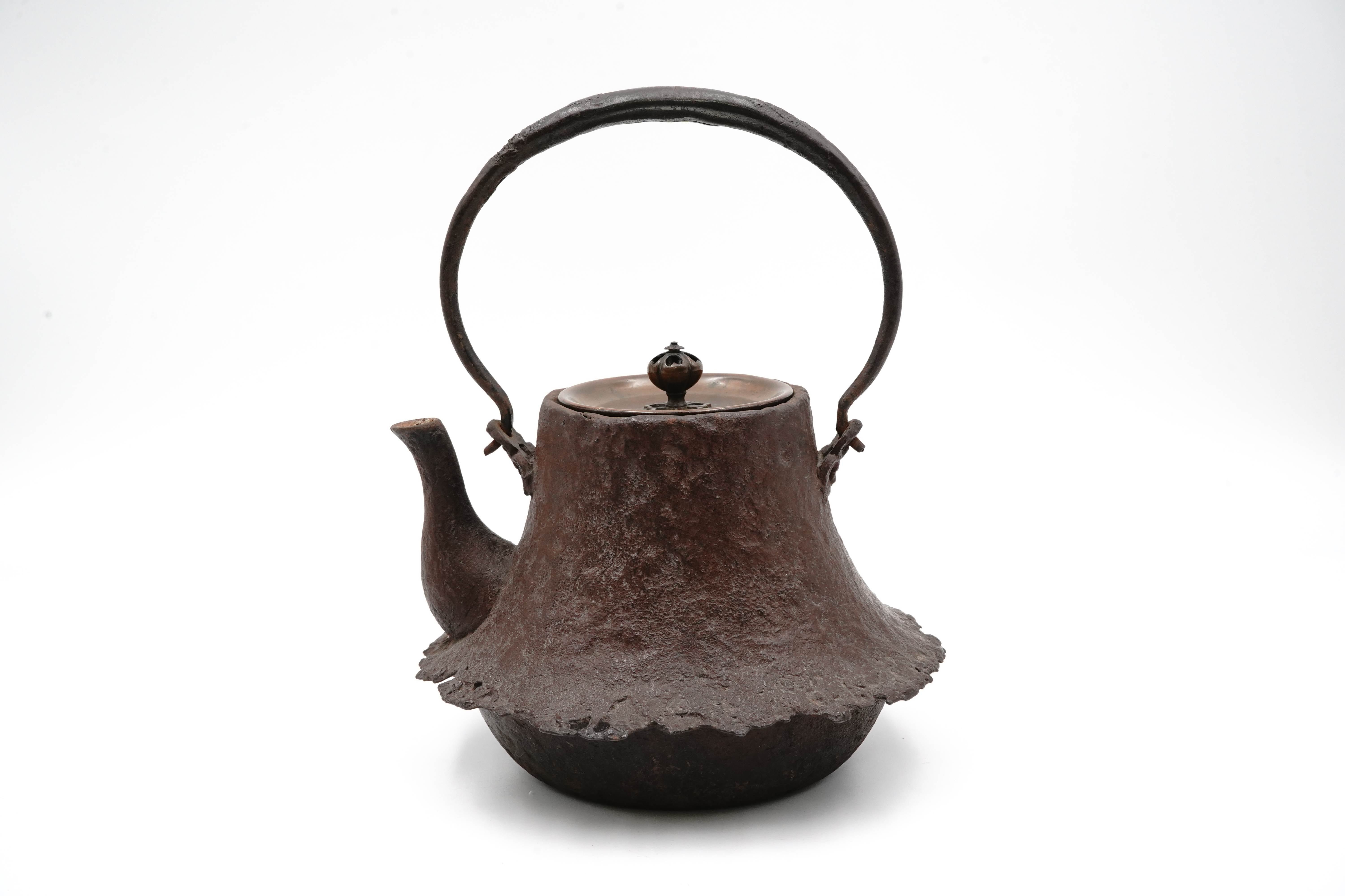 First generation Shunsai Hata Fuji-shaped Odari iron kettle