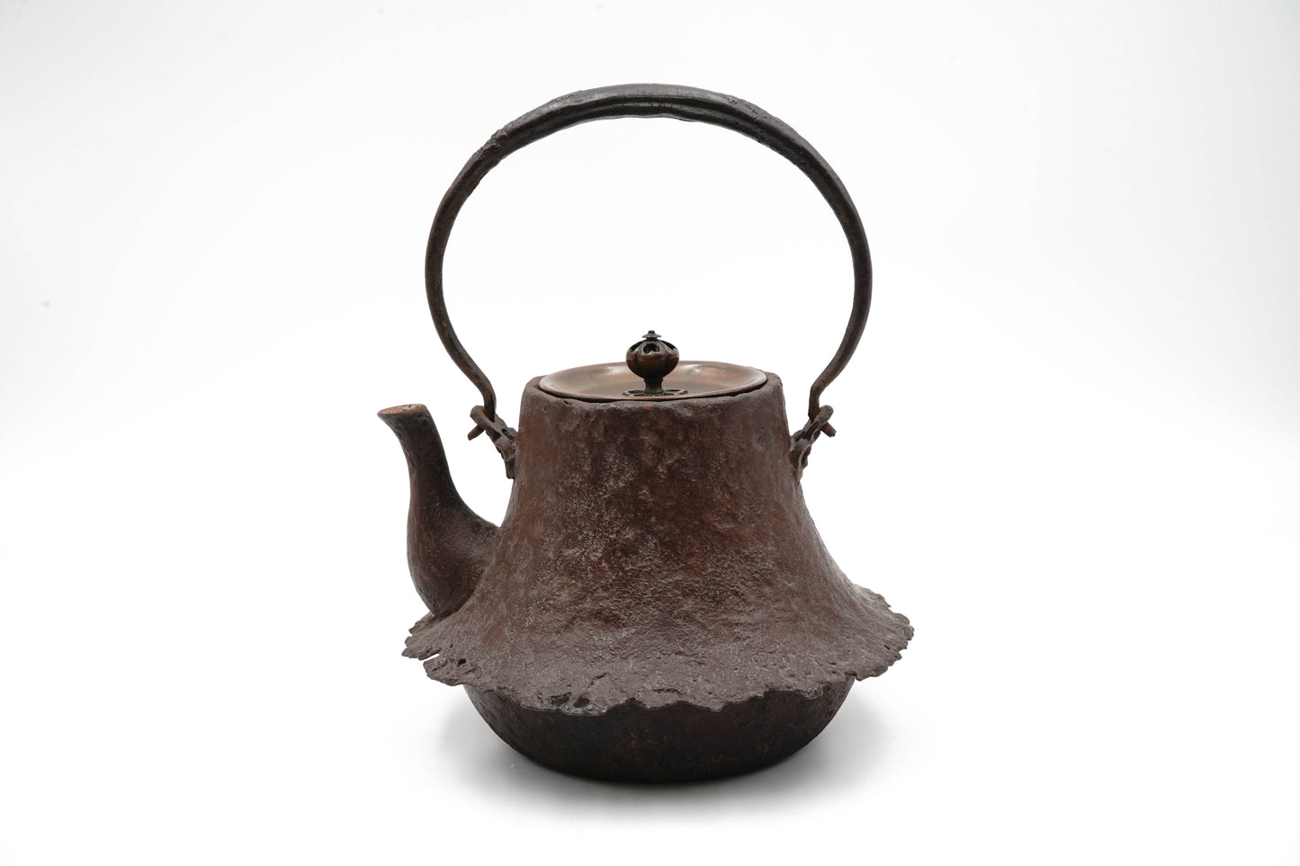 "First generation Shunsai Hata Fuji-shaped Odari iron kettle"