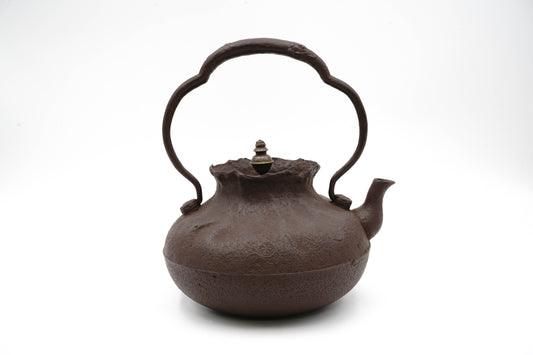 "First generation Shunsai Hata Treasure bag-shaped iron kettle"