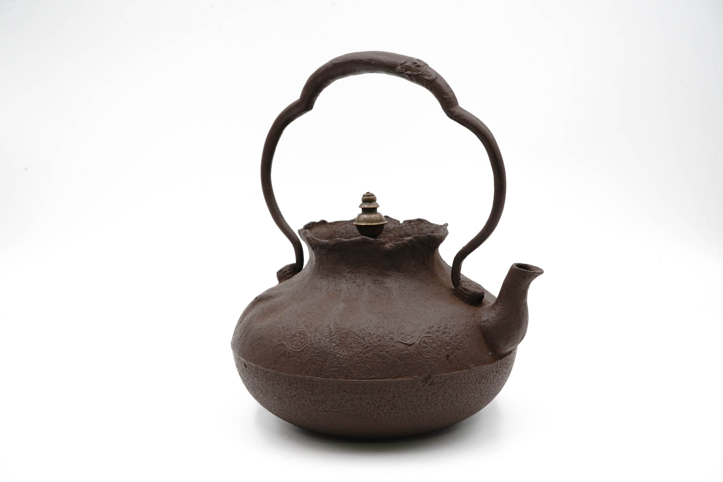 "First generation Shunsai Hata Treasure bag-shaped iron kettle"