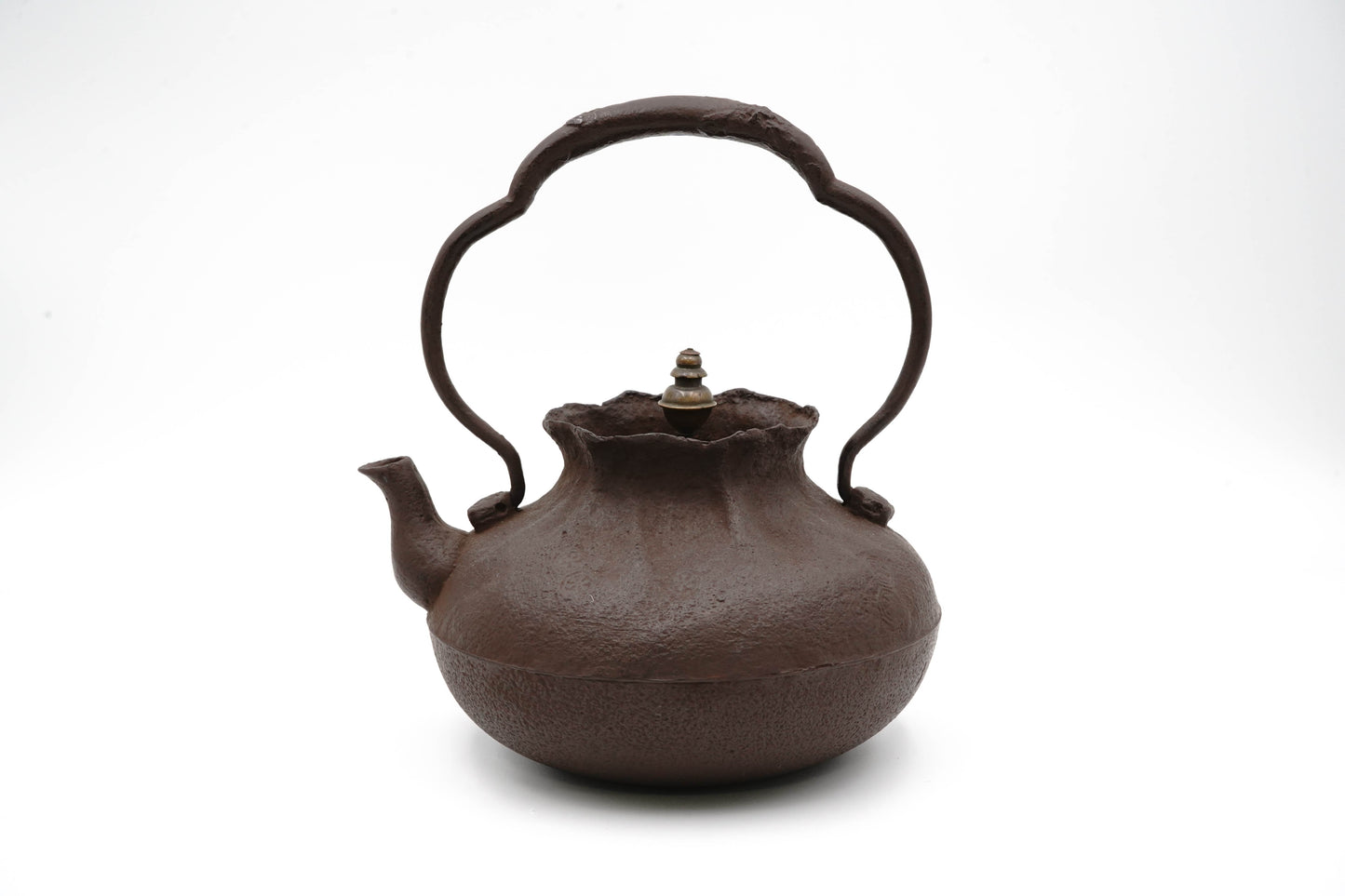 "First generation Shunsai Hata Treasure bag-shaped iron kettle"