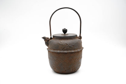 "Hannya Kankei"" Iron kettle with jujube-shaped feathers"