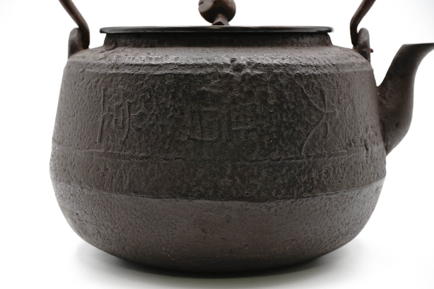 "Sahei Kanamori Large auditorium-shaped iron kettle"