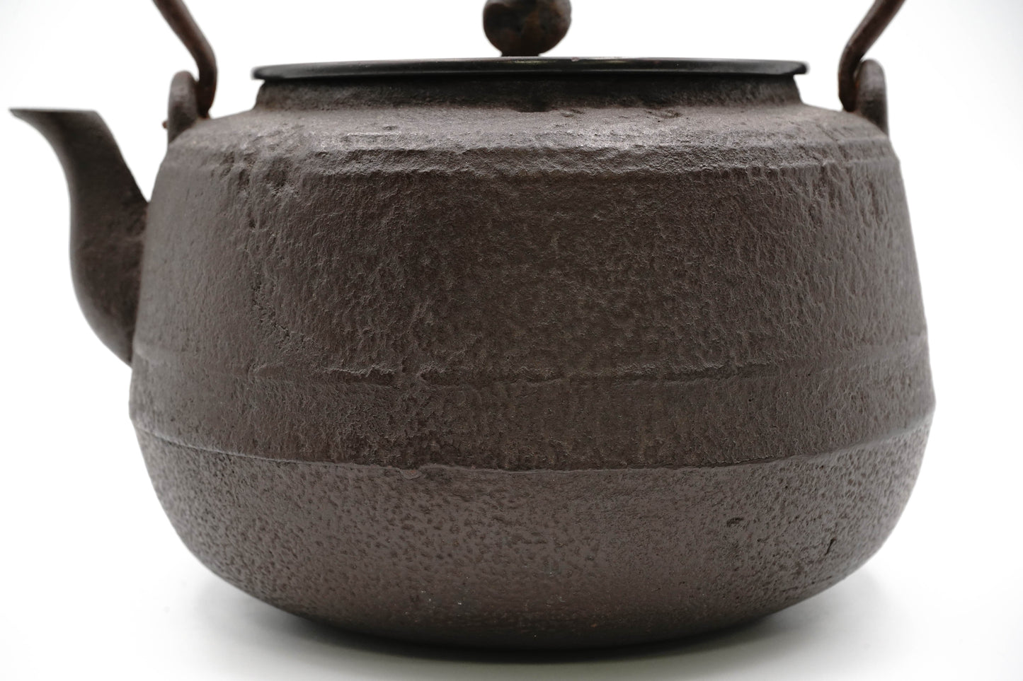 "Sahei Kanamori Large auditorium-shaped iron kettle"
