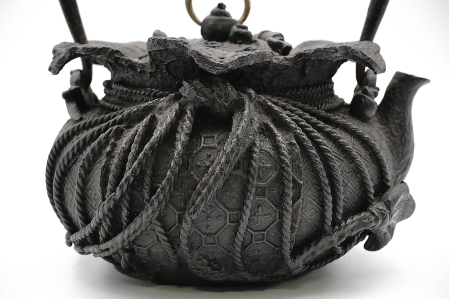 "Ookuni copy Treasure bag-shaped iron kettle"