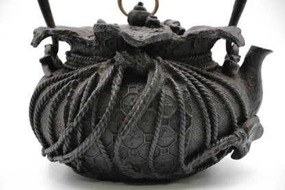 "Ookuni copy Treasure bag-shaped iron kettle"