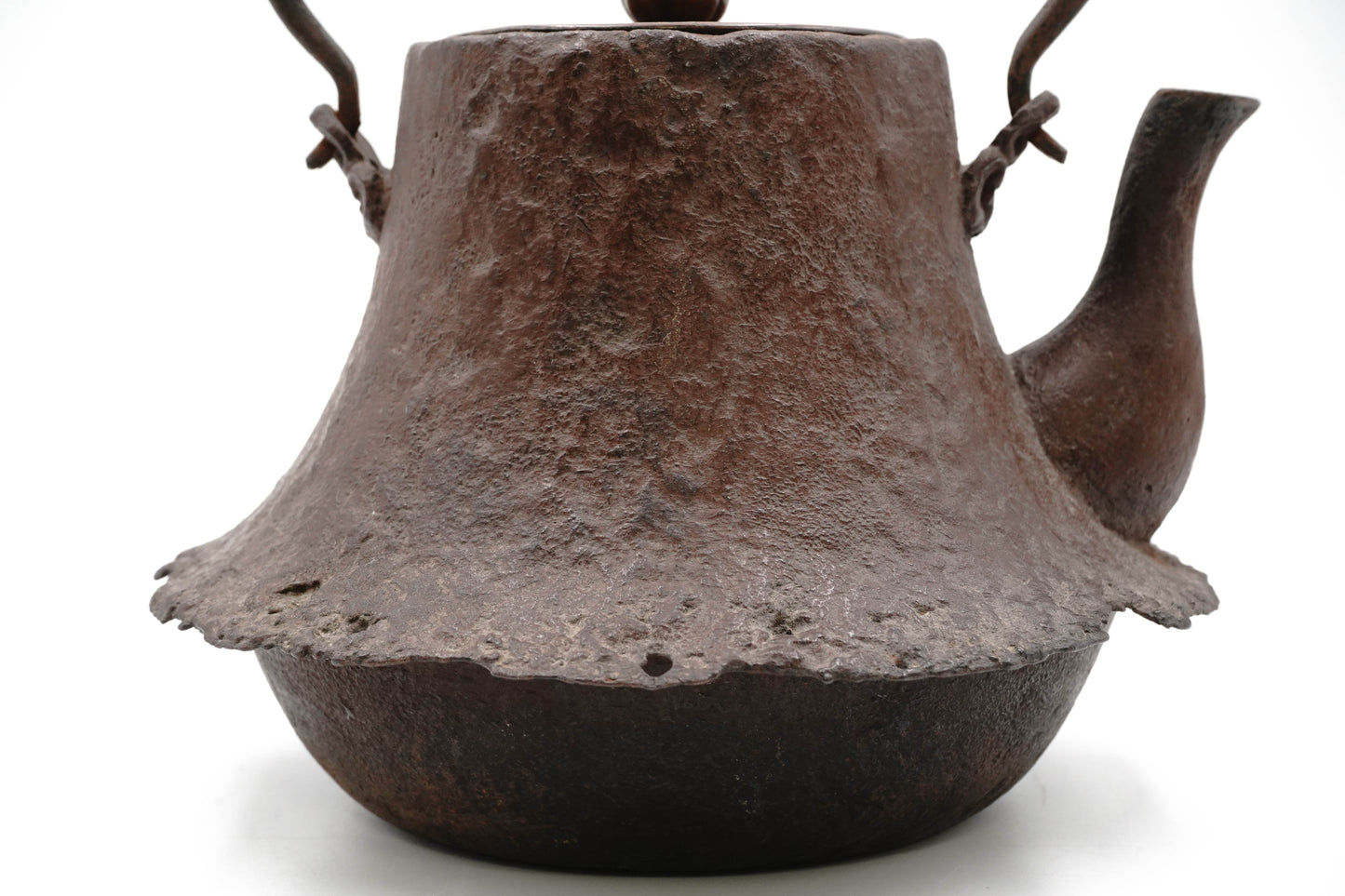 "First generation Shunsai Hata Fuji-shaped Odari iron kettle"