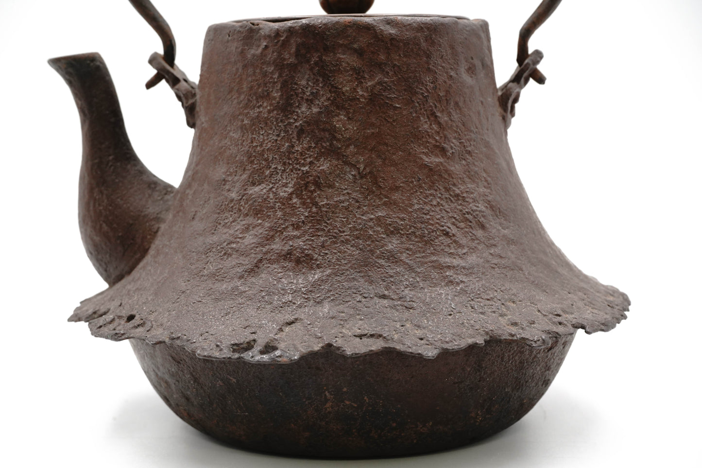 "First generation Shunsai Hata Fuji-shaped Odari iron kettle"