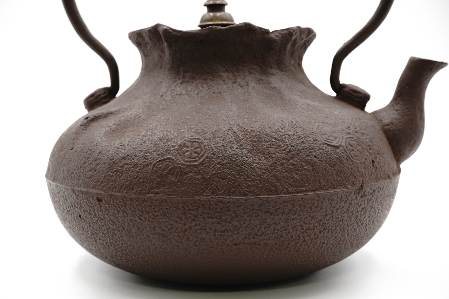 "First generation Shunsai Hata Treasure bag-shaped iron kettle"