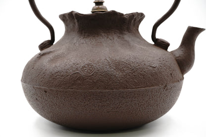 "First generation Shunsai Hata Treasure bag-shaped iron kettle"