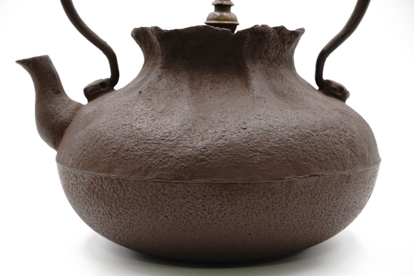 "First generation Shunsai Hata Treasure bag-shaped iron kettle"