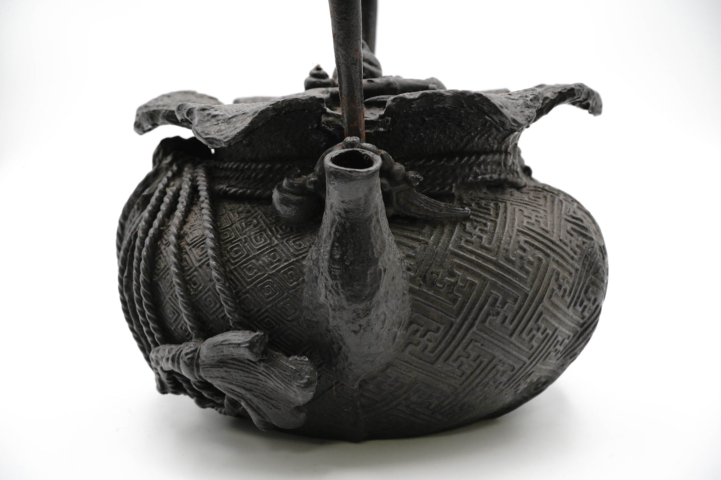 "Ookuni copy Treasure bag-shaped iron kettle"