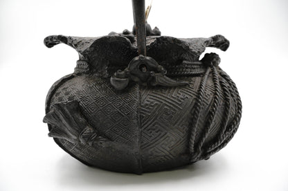 "Ookuni copy Treasure bag-shaped iron kettle"