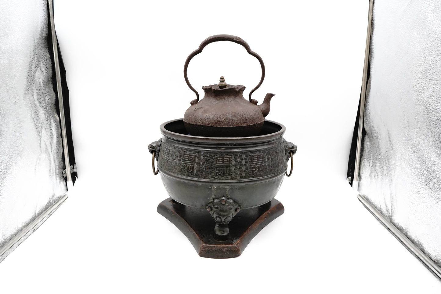 "Cast copper Auspicious character lion leg bottle hanger"