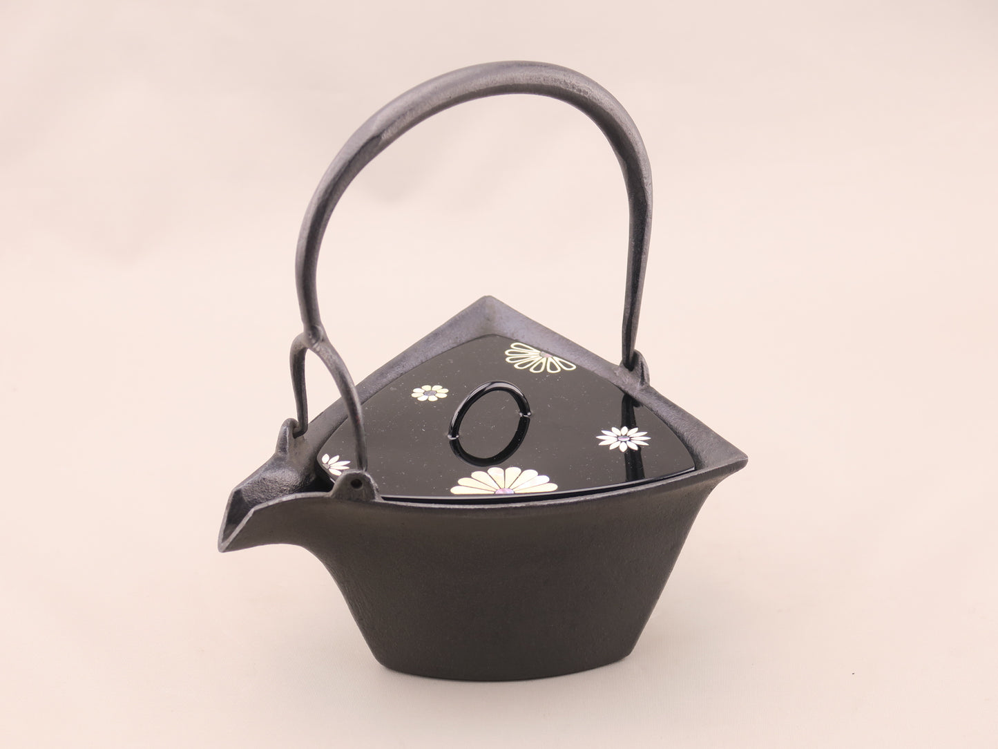 燗鍋　三角　黒漆 菊