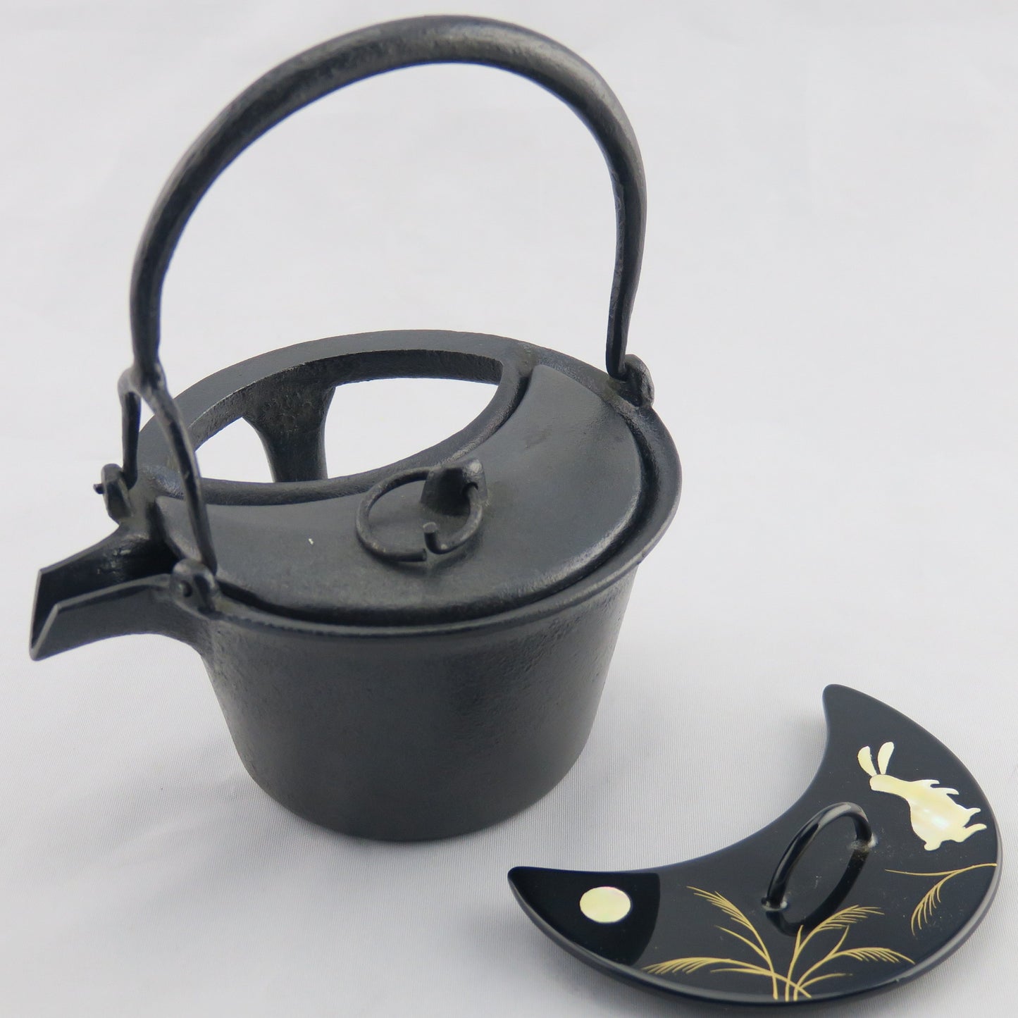燗鍋　三日月　黒漆　ススキに兎