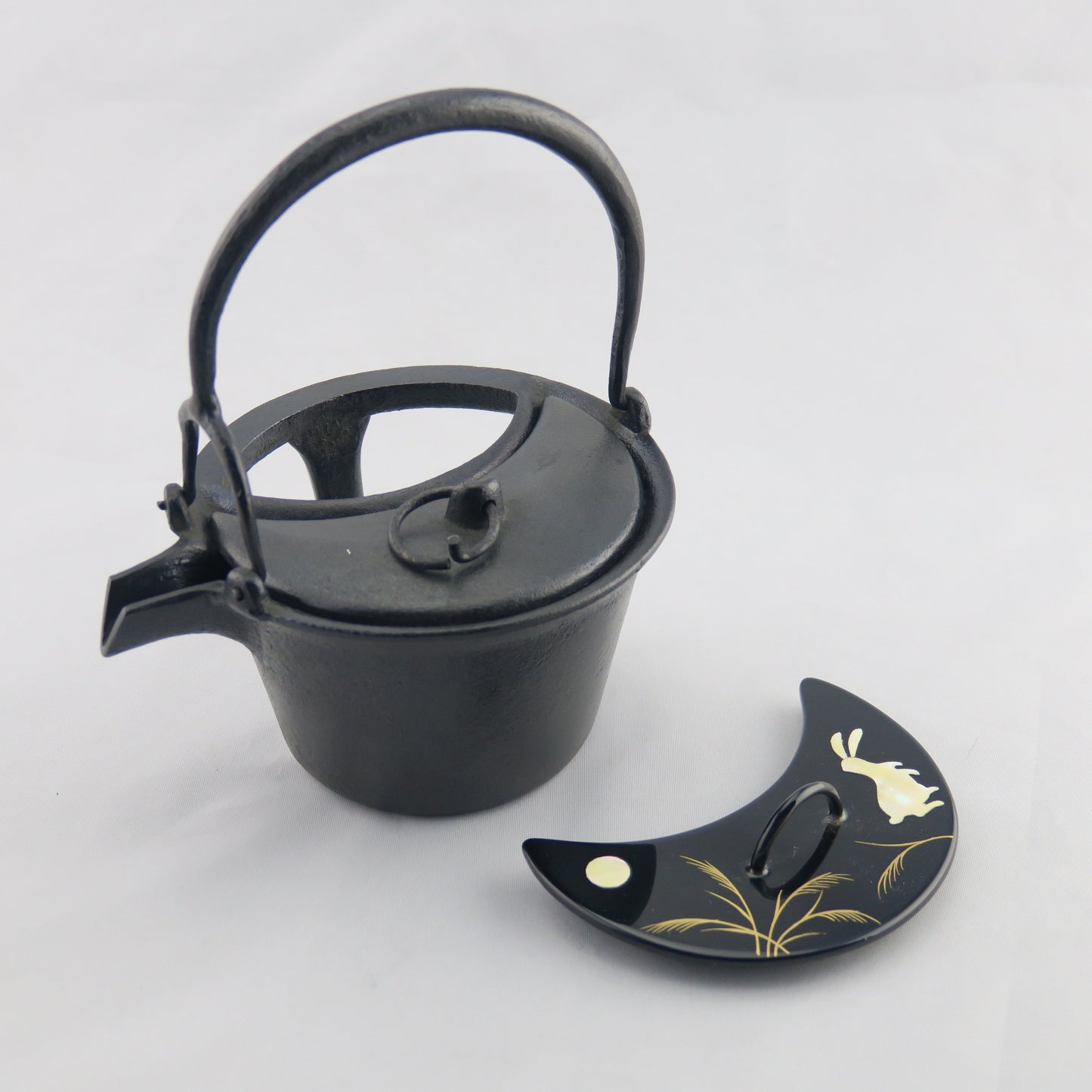 燗鍋　三日月　黒漆　ススキに兎