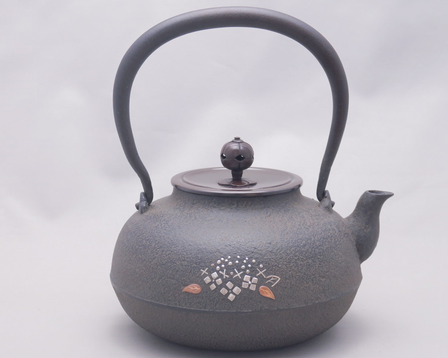 Inlaid iron kettle – 豪華絢爛高岡鉄瓶 Takaoka Tetsubin