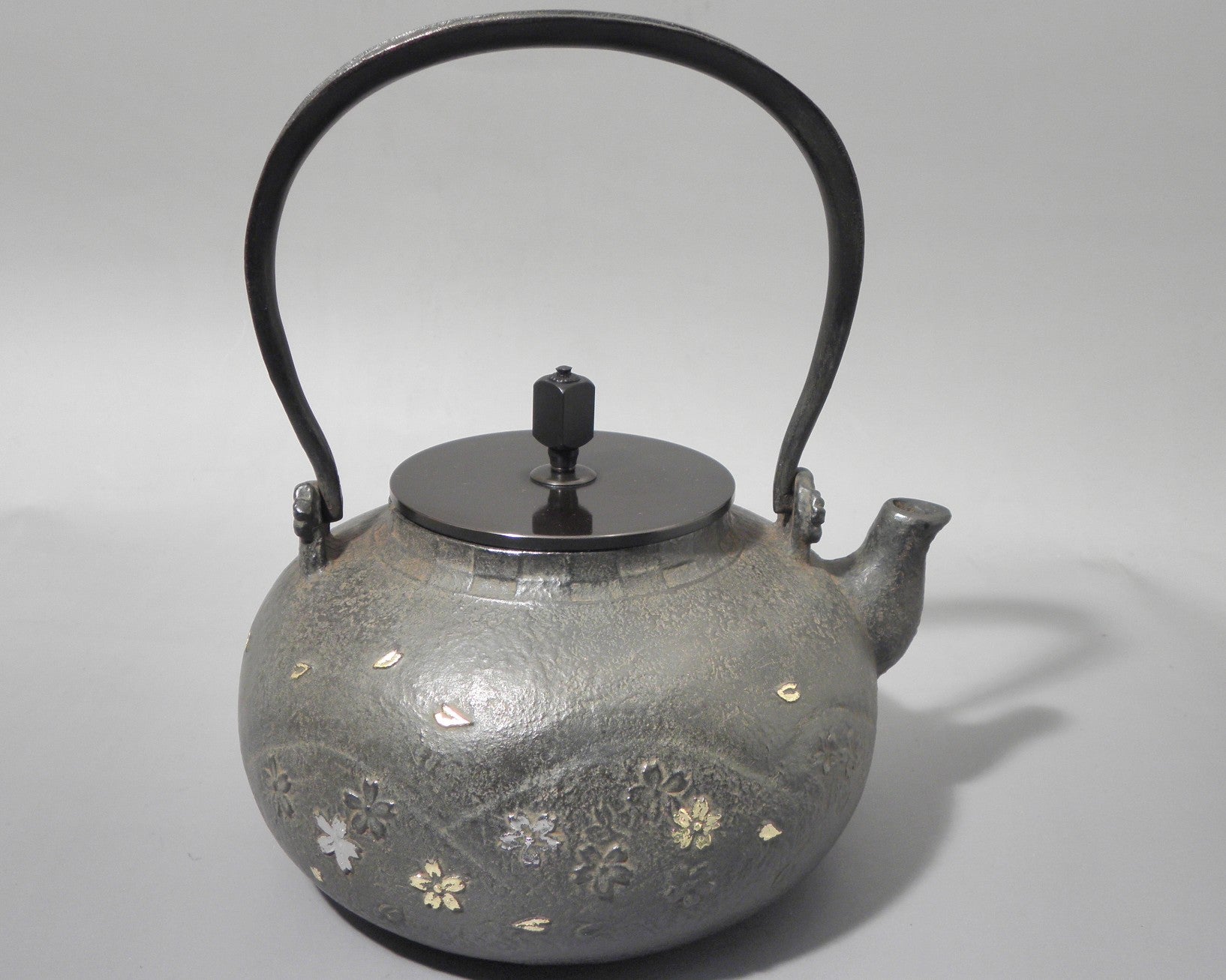 镶嵌铁壶– 豪華絢爛高岡鉄瓶Takaoka Tetsubin