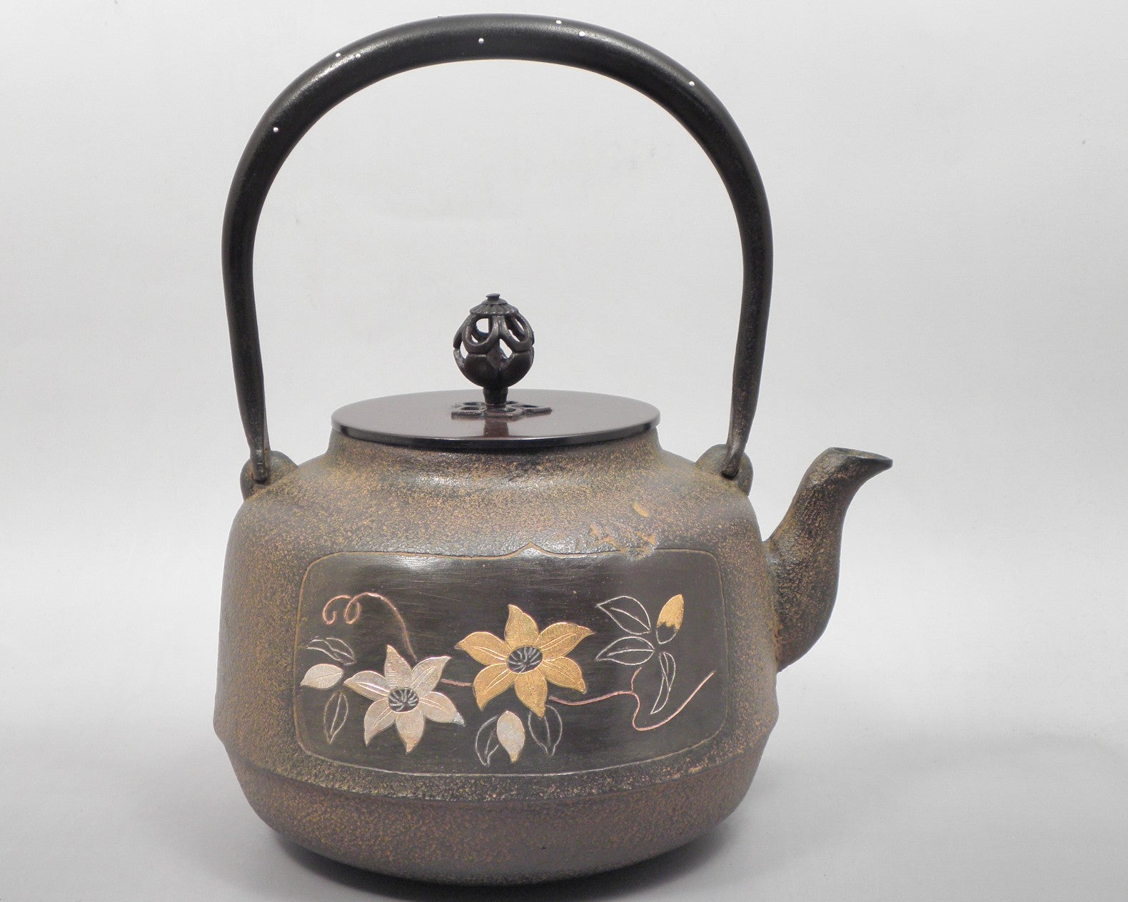 Inlaid iron kettle – 豪華絢爛高岡鉄瓶 Takaoka Tetsubin