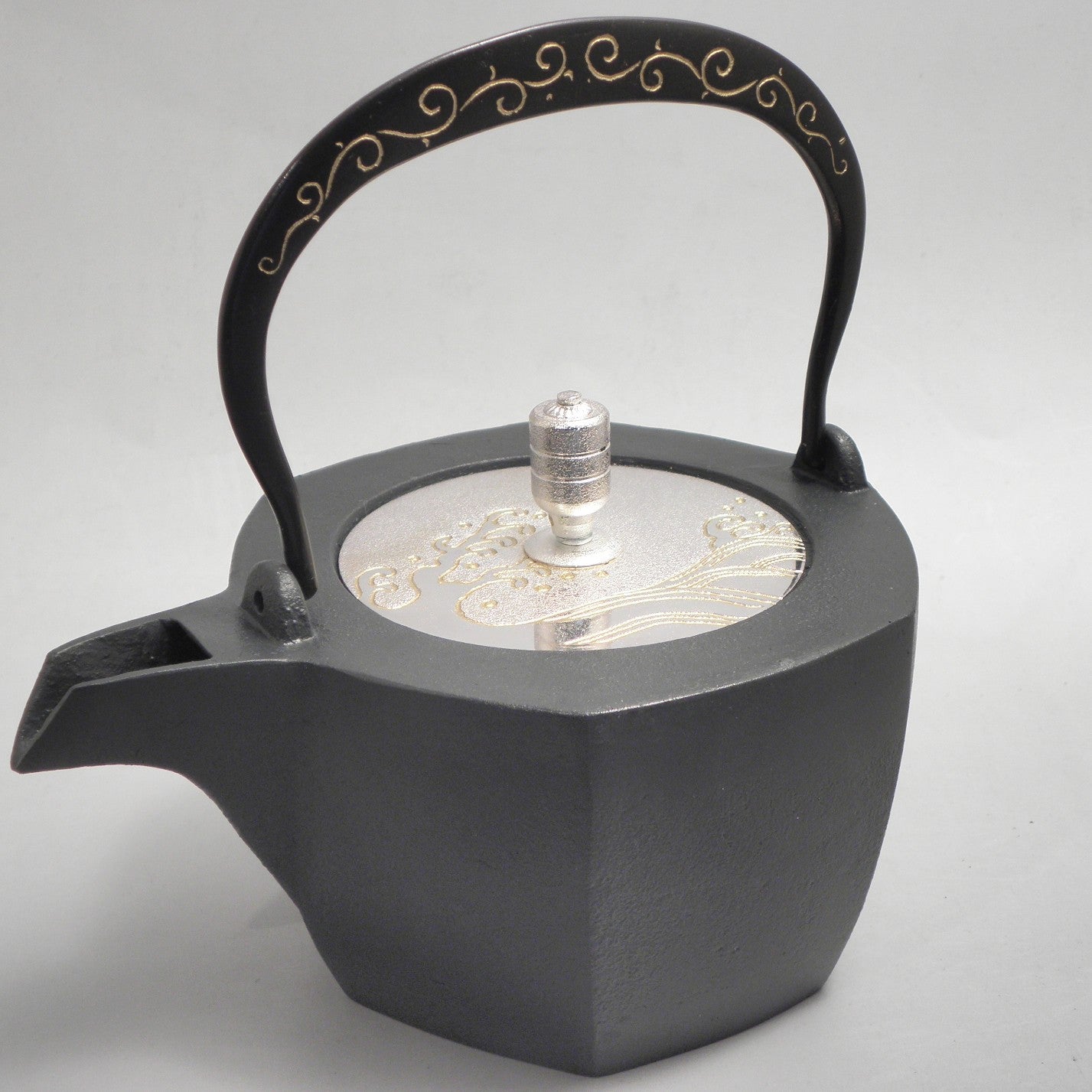 Inlaid iron kettle – 豪華絢爛高岡鉄瓶 Takaoka Tetsubin