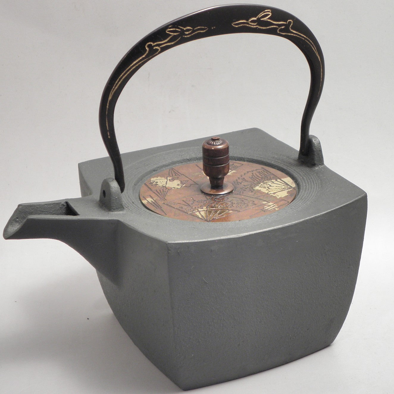 小鉄瓶　四方 D-1扇面 弦 黒兎(赤兎)