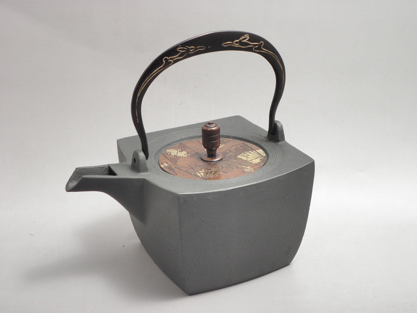 小鉄瓶　四方 D-1扇面 弦 黒兎(赤兎)