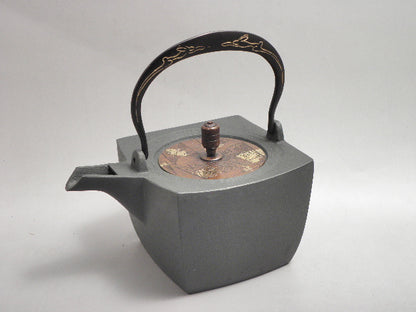 小鉄瓶　四方 D-1扇面 弦 黒兎(赤兎)