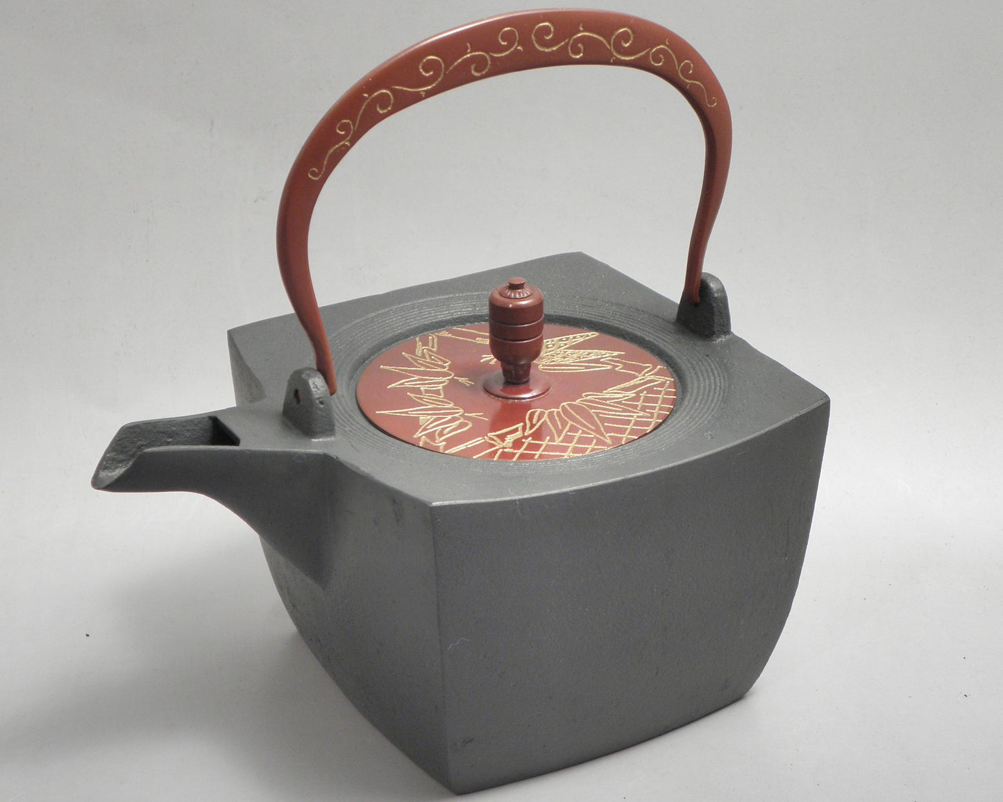 小鉄瓶　四方 D-2竹 弦 黒唐草（赤唐草）