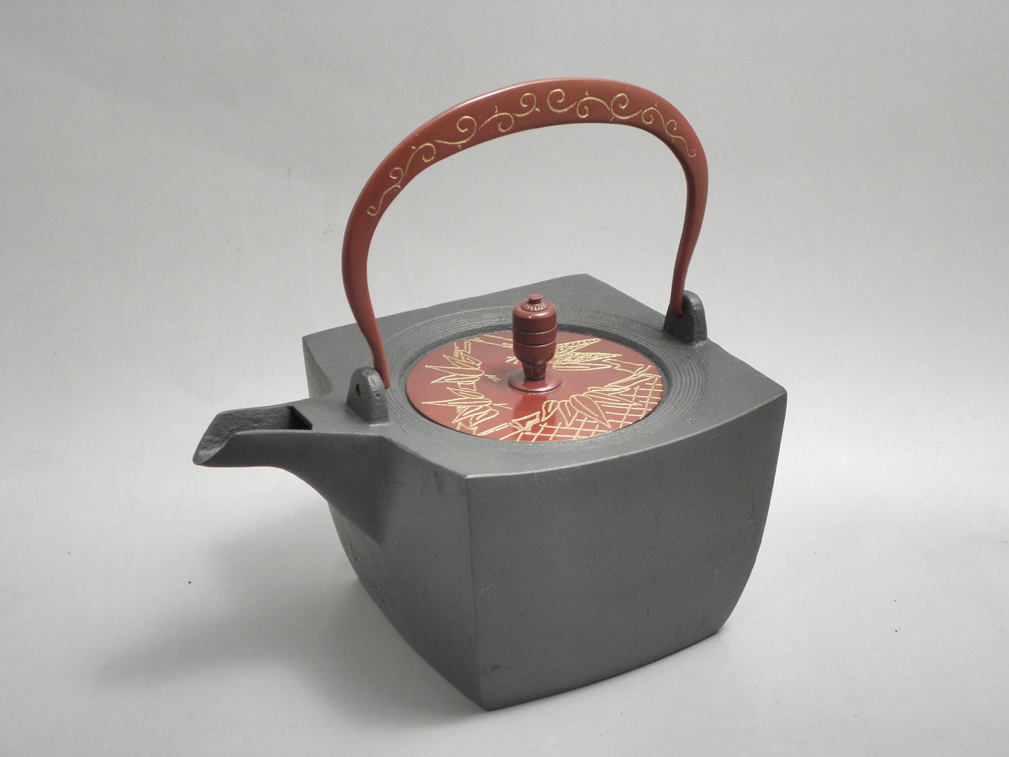 小鉄瓶　四方 D-2竹 弦 黒唐草（赤唐草）